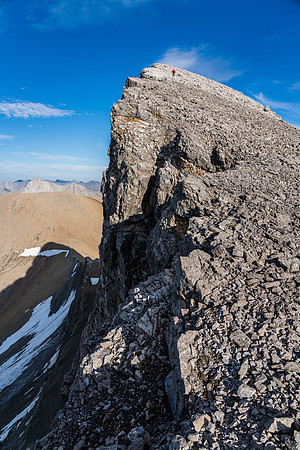 Descending the spectacular NW ridge of Dip Slope Mountain.
