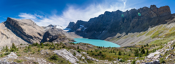 Dip Slope Mountain and the stunning lake with Deluc outliers rising to the right.