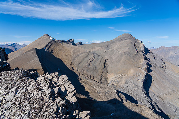 Great views north to two unnamed outliers of Dip Slope.