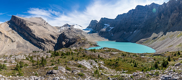 Dip Slope Mountain and the stunning lake with Deluc outliers rising to the right.