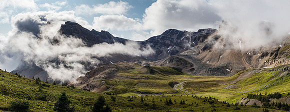 Minnow Peak rises dramatically at left as I descend the Fish Lakes trail from NMP.