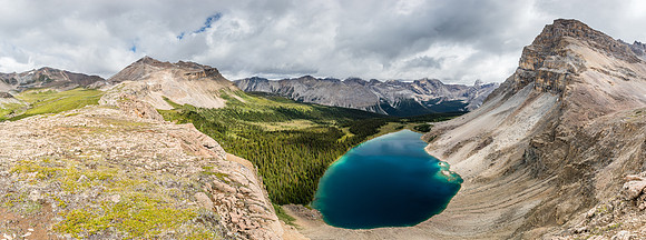Stunning views over the Upper Fish Lake. Molarstone at left, Minnow at right, Cataract at distance.