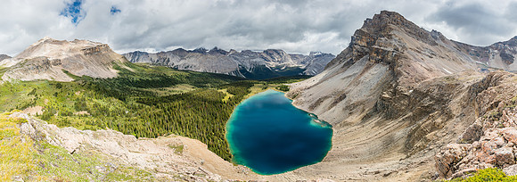 Stunning views over the Upper Fish Lake. Molarstone at left, Minnow at right, Cataract at distance.