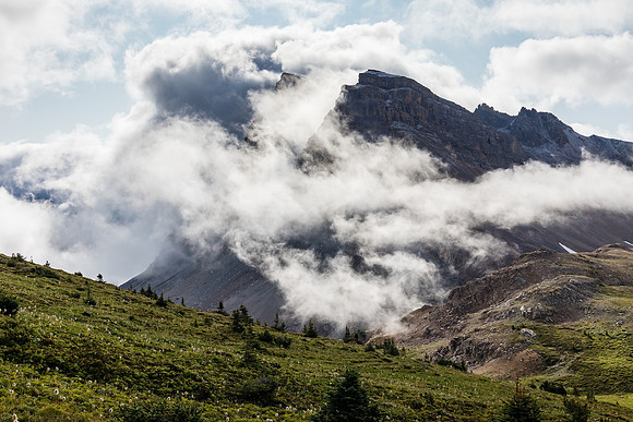 Minnow Peak rises dramatically as I descend the Fish Lakes trail from NMP.