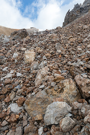 Note the "handrail" cliffs above at right. The false summit visible above now.