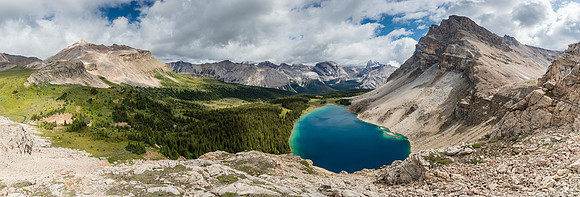 Stunning views over the Upper Fish Lake. Molarstone at left, Minnow at right, Cataract at distance.