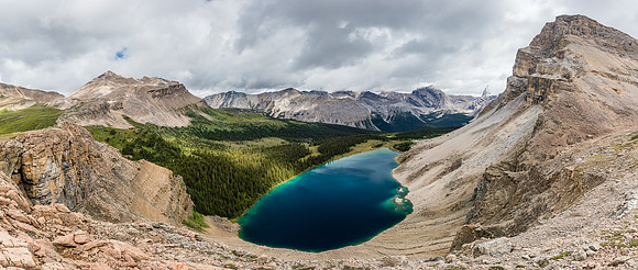 Stunning views over the Upper Fish Lake. Molarstone at left, Minnow at right, Cataract at distance.