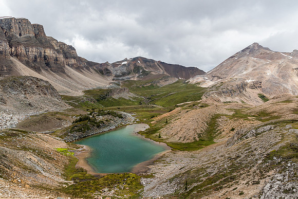 Great views over the largest pond towards The Fang (C) and Molarstone (R).