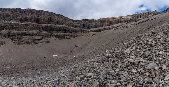 Looking MUCH closer than it is, the upper SE ridge is hundreds of vertical meters of loose scree (R)