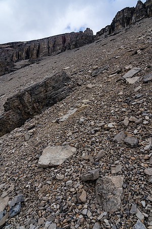 Aiming for the upper SE ridge against the summit cliffs.