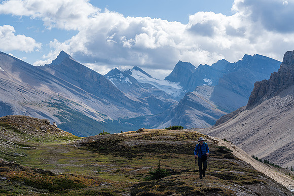 Dip Slope at left, Deluc at right as Cornelius hikes into the south hanging valley of Mount Harris.