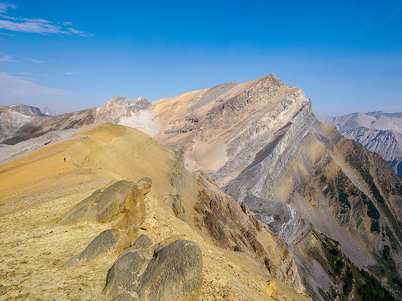 Descending the scenic NW ridge of Whiskey Papa towards Minnow Peak.