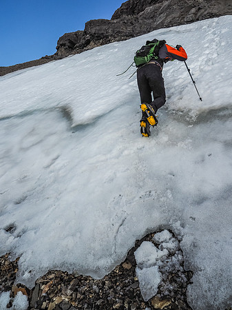 Delicate downclimbing on the snow / ice slope that blocked our easy path to the summit.