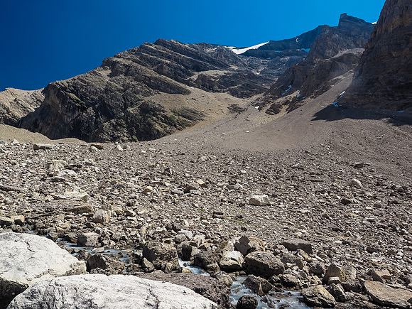 Cataract Peak looms over the stream from just beneath our bivy ridge. The obvious scree gully beckons us onward.