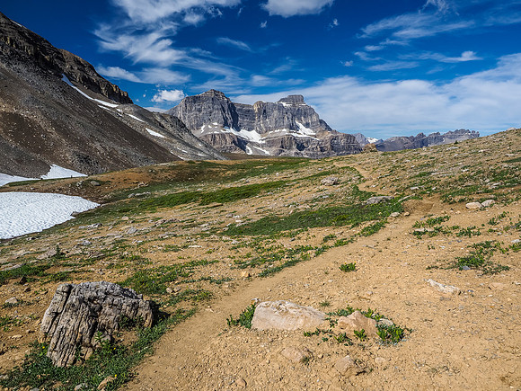 Hiking down north of the North Molar Pass.