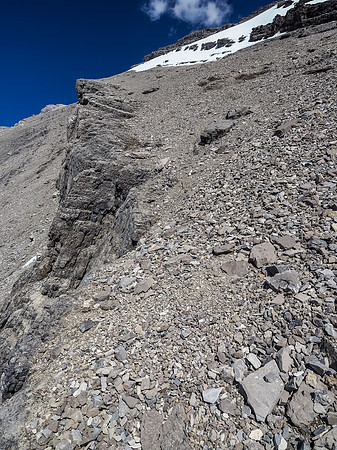 Sticking climbers left on the scree bench presented some slightly more solid footing but exposed me to the cliffs below