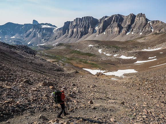 Fish Lakes is ahead and out of sight to the left, as is Cataract Peak which isn't even visible yet.