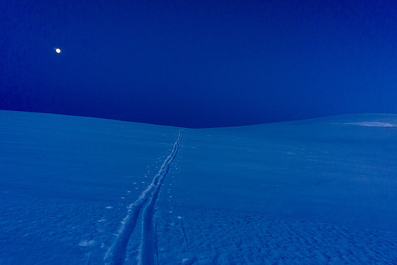 The night is still utterly calm and warm as we make our way out of the trench back towards camp.