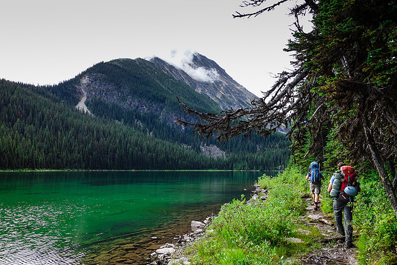 At the first lake the trail follows the lake shore closely.