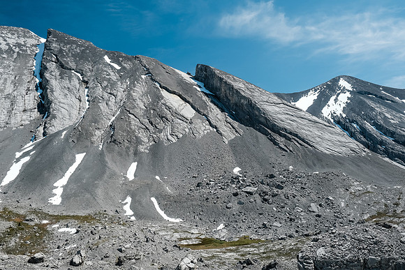 Slabs and broken terrain on the high ridge between Howl and Boar Station.