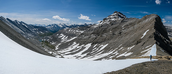 Descending Bellow Peak to the Howl Peak col.