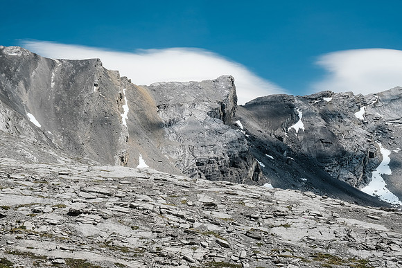 Slabs and broken terrain on the high ridge between Howl and Boar Station.