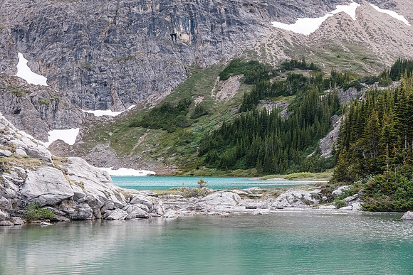 Two different colored tarns right next to each other.