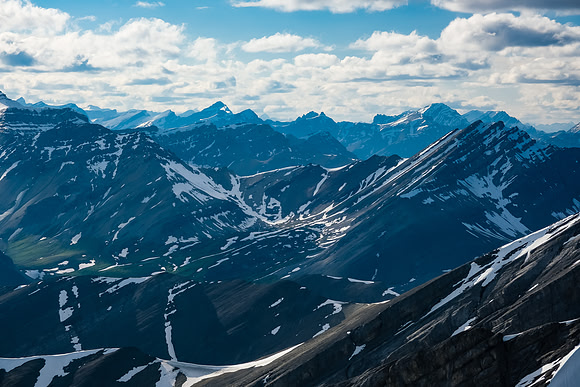 Icefall and Mamen behind Howl Peak (R).