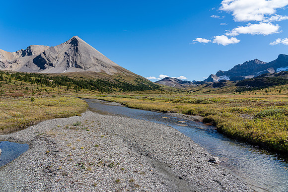 Crossing the Siffleur River valley on route to the Quartzite col.