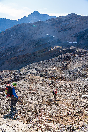 Descending much gentler slopes on the south side of the Quartzite col.
