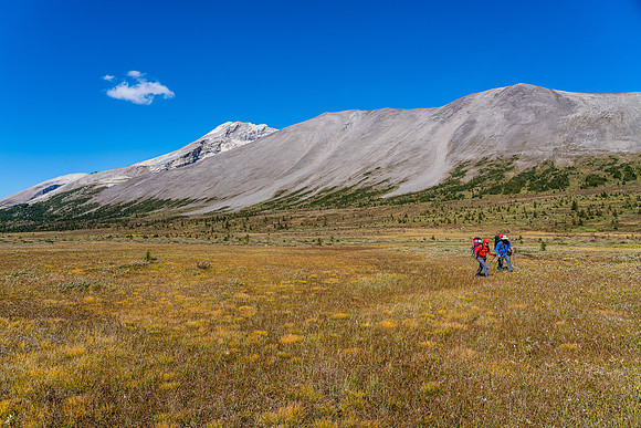 Crossing the Siffleur River valley on route to the Quartzite col.