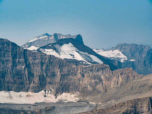 There are surprisingly few named peaks on the Drummond massif, including Drummond, Cyclone and Pipestone only. This impressive peak is only known as "DR3" with a lower "DR2" in front.