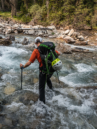 For the third time this day we're forced to get wet feet as the streambed became too much hassle to navigate solely on one side.