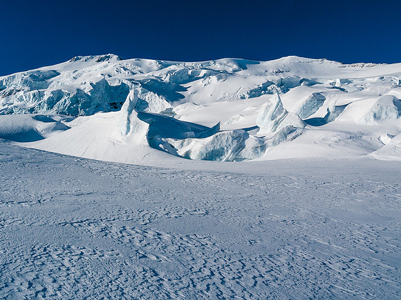 Crevasses and seracs on Balfour's east aspect.