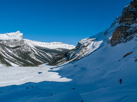 A long way to go just to reach Hector Lake. At least it's a gorgeous winter day.