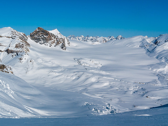 It's a steep run down to the Guy Ritchie hut from the col - again not a great spot for whiteout navigation.