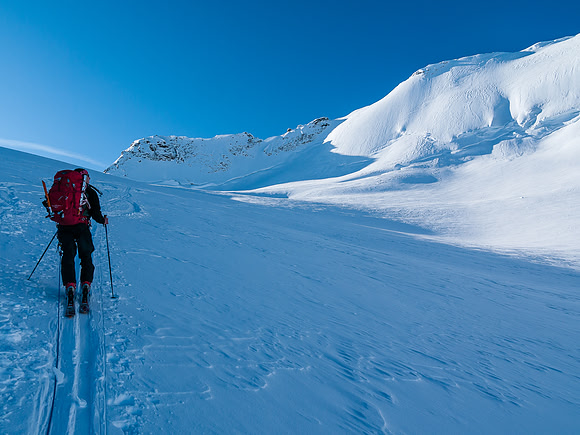 Approaching the Balfour high col.