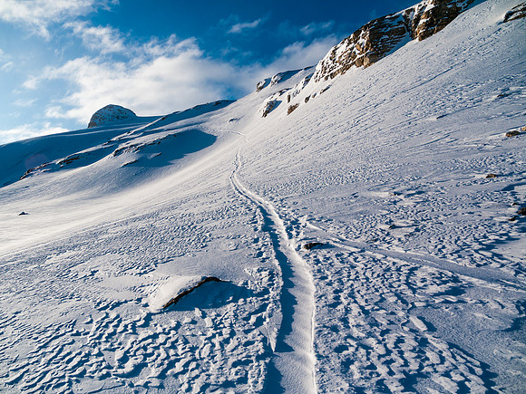 Our route will go up the left hand side of the lower moraines before cutting up under the east face.
