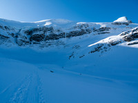 The classic shot of a skier approaching the final slopes to the Bow Hut which is somewhere at center-right in the sunshine.