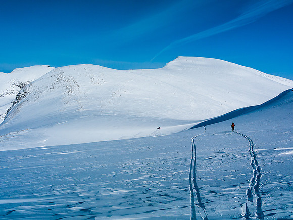 Skiing towards Vulture Peak.