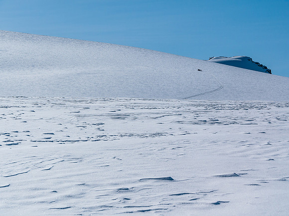 A group of skiers on Mount Gordon.
