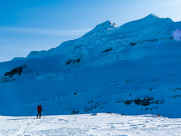 TJ nears the Balfour Hut, Balfour looming hundreds of meters above now.