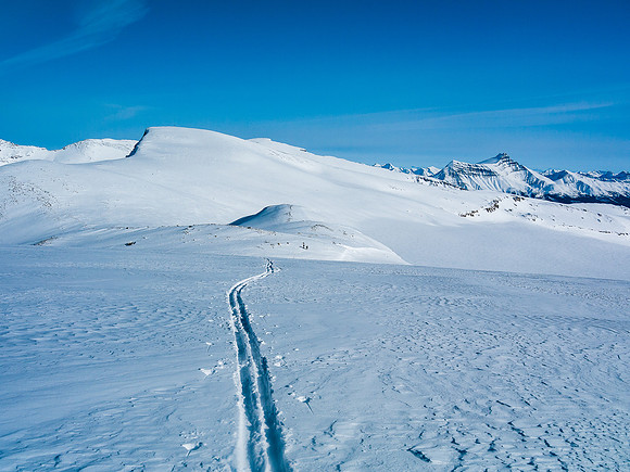 Skiing towards Vulture Peak.