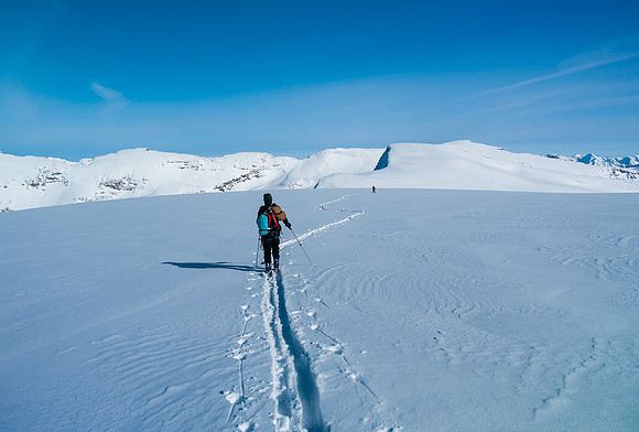 Skiing towards Vulture Peak.
