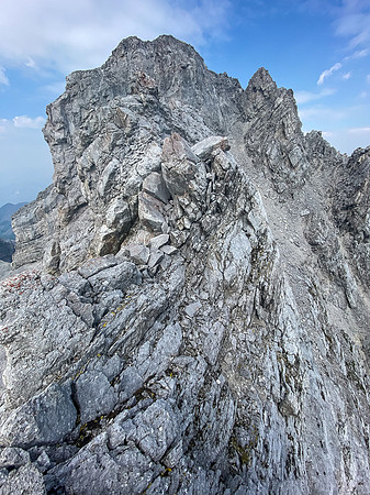 On the exposed and loose SE ridge to the summit.