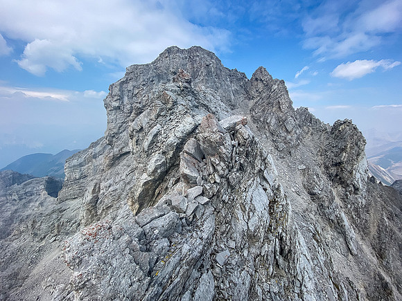 On the exposed and loose SE ridge to the summit.