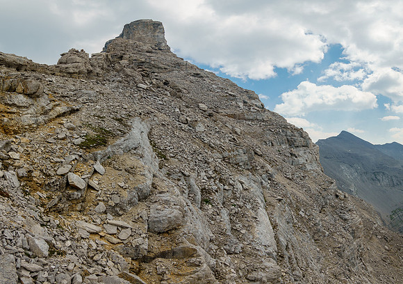 Views up to the SW summit block. The ledge traverse starts here to the SE ridge.