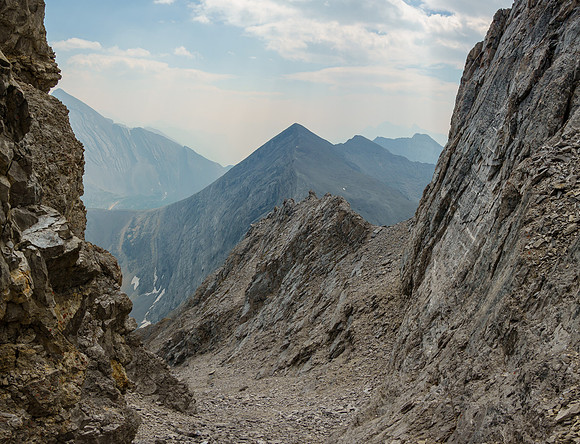Descending the upper rubble gully to the SE ridge.