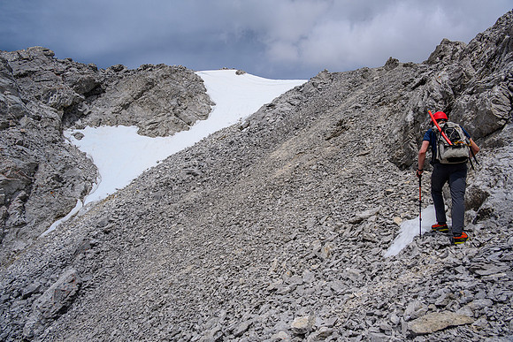 Scrambling the SE ridge just under the summit (L).