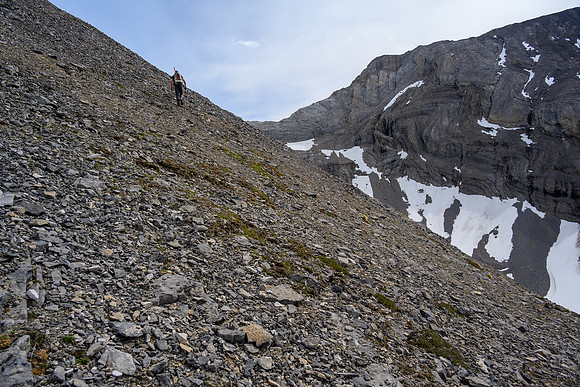 Hiking up the scree bench to the SE ridge.